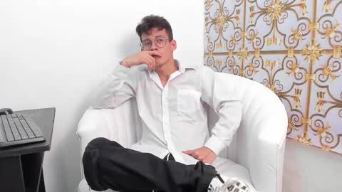 MAX online show from November 16, 3:30 am