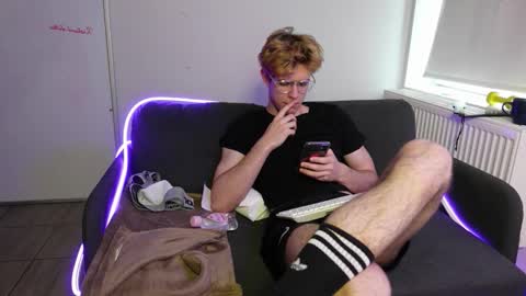 LOGAN FRASER online show from October 15, 1:52 pm