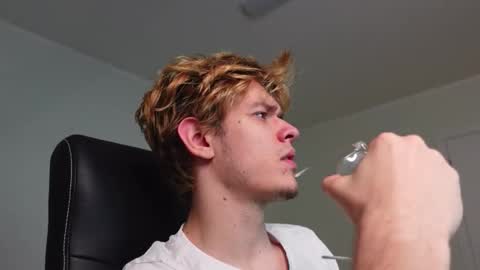 LOGAN FRASER online show from October 28, 3:03 pm