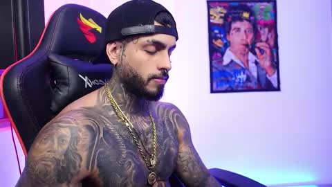 logan_hugh8 online show from December 16, 1:12 am