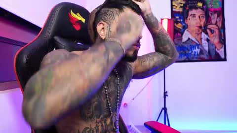 logan_hugh8 online show from October 23, 3:43 am