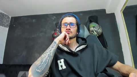 Snapshot of loggan_donnelly chatting on October 10, 9:29 pm Loggan online show from October 10, 9:29 pm