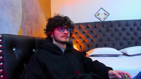 Snapshot of loggan_donnelly chatting on December 22, 8:36 pm Loggan online show from December 22, 8:36 pm
