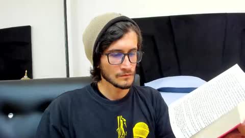 Snapshot of loggan_donnelly chatting on February 14, 9:21 pm Loggan online show from February 14, 9:21 pm