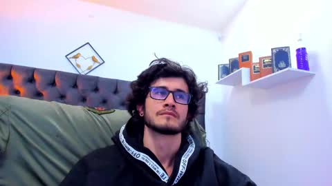 Snapshot of loggan_donnelly chatting on December 20, 11:26 pm Loggan online show from December 20, 11:26 pm