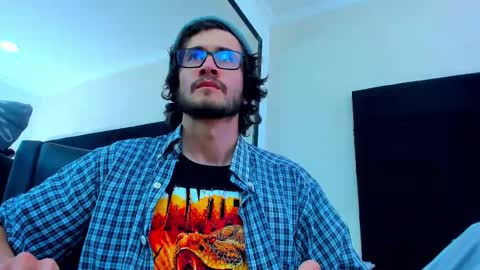 Snapshot of loggan_donnelly chatting on February 22, 9:21 pm Loggan online show from February 22, 9:21 pm