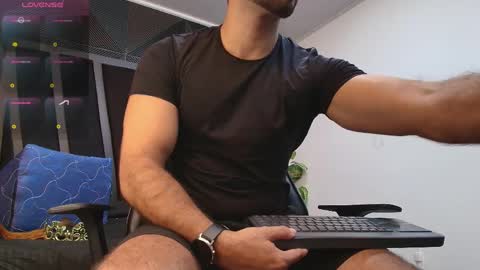  L O R E N Z O  Thumbs Up help  online show from April 9, 5:30 pm