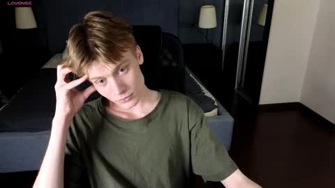 Snapshot of louie_evans chatting on September 14, 8:33 pm louie_evans online show from September 14, 8:33 pm