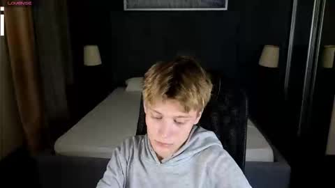 Snapshot of louie_evans chatting on September 9, 9:03 pm louie_evans online show from September 9, 9:03 pm