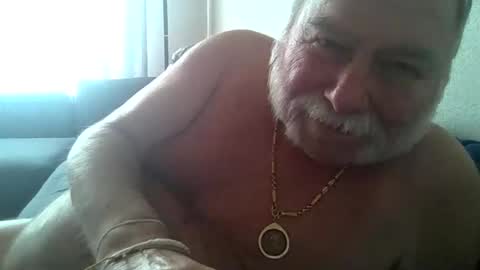 Snapshot of louis_chokdee chatting on September 15, 3:46 pm louis_chokdee online show from September 15, 3:46 pm