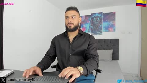 louis_marley_ online show from December 3, 9:01 pm