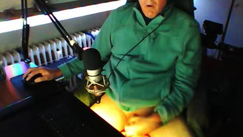 Snapshot of luckyfreak1 chatting on October 10, 5:51 pm call me Stefan online show from October 10, 5:51 pm