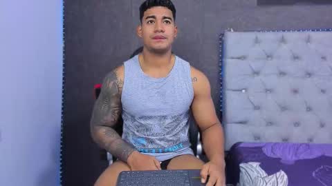 Luigi Independent model online show from November 19, 12:05 pm