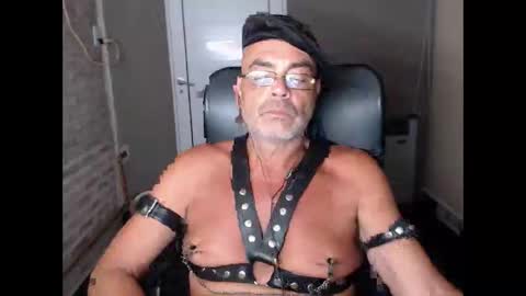 Snapshot of machobuscador chatting on February 6, 3:27 am MACHO BUSCADOR online show from February 6, 3:27 am