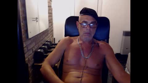 Snapshot of machobuscador chatting on October 10, 3:55 am MACHO BUSCADOR online show from October 10, 3:55 am