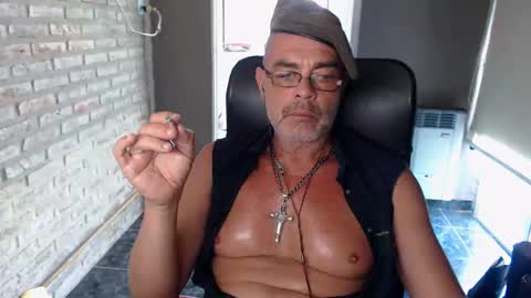Snapshot of machobuscador chatting on December 22, 5:53 pm MACHO BUSCADOR online show from December 22, 5:53 pm