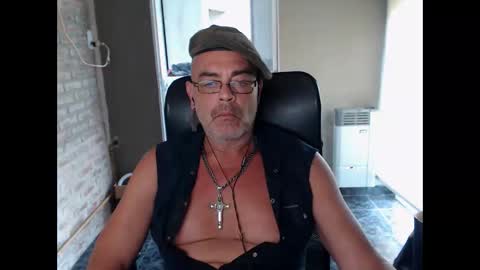 Snapshot of machobuscador chatting on December 21, 6:12 pm MACHO BUSCADOR online show from December 21, 6:12 pm