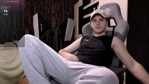 Snapshot of matt_aniston chatting on December 6, 1:00 pm Matt online show from December 6, 1:00 pm