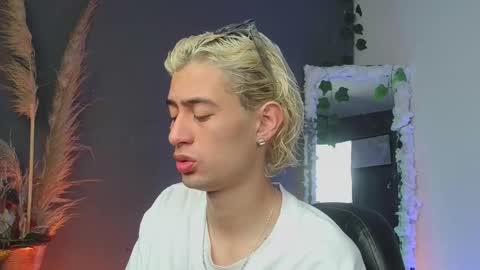 mattias     online show from October 8, 4:50 am