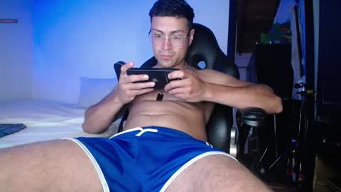 Snapshot of maxi_mux1 chatting on February 5, 2:30 am MAXI online show from February 5, 2:30 am