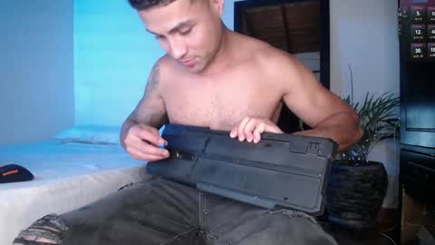 Snapshot of maxi_mux1 chatting on January 4, 2:25 am MAXI online show from January 4, 2:25 am