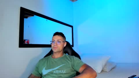 Snapshot of maxi_mux1 chatting on September 26, 5:05 am MAXI online show from September 26, 5:05 am