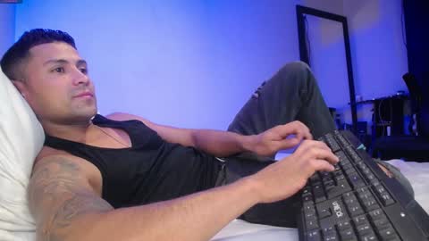 Snapshot of maxi_mux1 chatting on December 4, 5:05 am MAXI online show from December 4, 5:05 am