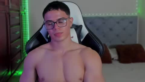 Snapshot of maxiimus__ chatting on December 12, 11:03 pm Maximus online show from December 12, 11:03 pm