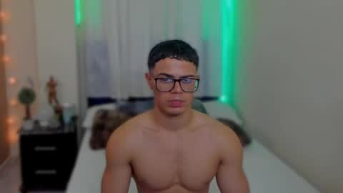 Snapshot of maxiimus__ chatting on March 6, 5:24 am Maximus online show from March 6, 5:24 am