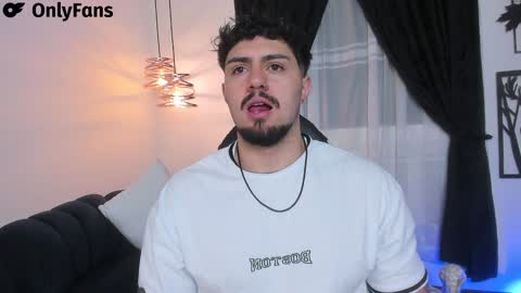 Snapshot of maximo_rodriguez chatting on February 3, 5:40 am Maximo online show from February 3, 5:40 am