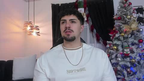 Snapshot of maximo_rodriguez chatting on December 5, 8:33 am Maximo online show from December 5, 8:33 am
