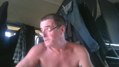 Snapshot of maximus_oreally chatting on December 18, 12:32 am Max online show from December 18, 12:32 am