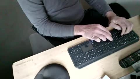 melbguy_075 online show from November 23, 3:06 am