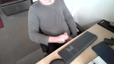 melbguy_075 online show from October 31, 5:09 am