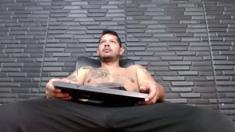 Snapshot of michael_daviss1 chatting on December 10, 1:33 pm Michael Daviss online show from December 10, 1:33 pm