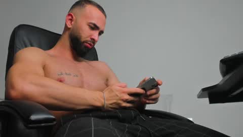 Snapshot of michaelevansx chatting on December 21, 12:09 am MichaelEvansx online show from December 21, 12:09 am
