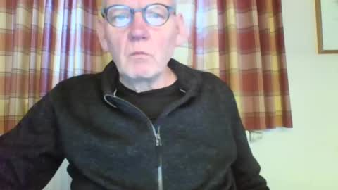 Snapshot of mik116 chatting on December 5, 9:28 am mik online show from December 5, 9:28 am