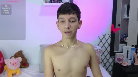 Snapshot of milky__boy_ chatting on February 8, 3:30 am H A R O L D online show from February 8, 3:30 am