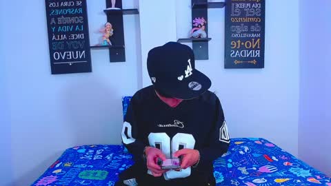 milo hot  online show from March 31, 8:43 pm