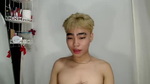 mingkla_man online show from April 14, 2:22 am