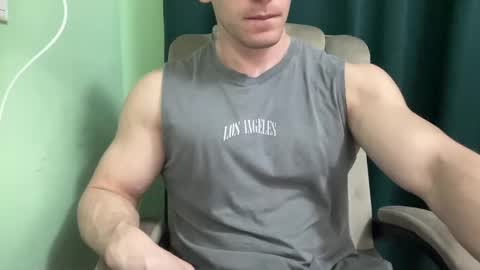 Snapshot of mrbiceps_23 chatting on December 15, 1:11 pm Mrbiceps23 online show from December 15, 1:11 pm