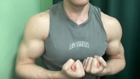 Snapshot of mrbiceps_23 chatting on December 10, 6:49 pm Mrbiceps23 online show from December 10, 6:49 pm