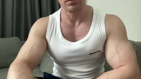 Snapshot of mrbiceps_23 chatting on January 13, 7:32 am Mrbiceps23 online show from January 13, 7:32 am