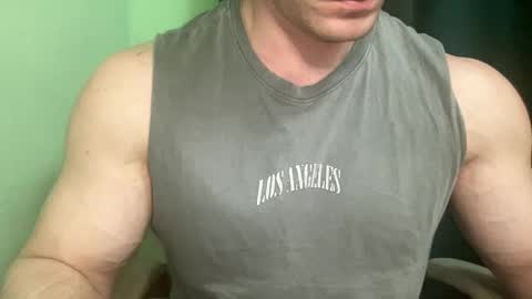 Snapshot of mrbiceps_23 chatting on February 5, 3:31 pm Mrbiceps23 online show from February 5, 3:31 pm