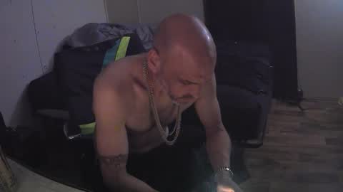 Muffdiver online show from April 18, 9:33 am