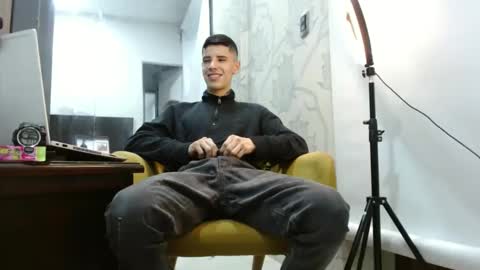 Snapshot of newlatino1 chatting on October 3, 6:07 am newlatino1 online show from October 3, 6:07 am