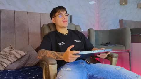 Snapshot of noah_coleman__ chatting on February 9, 10:21 pm NOAH online show from February 9, 10:21 pm