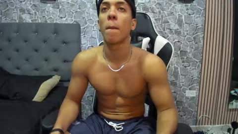 noah_flynn1 online show from September 23, 6:13 am