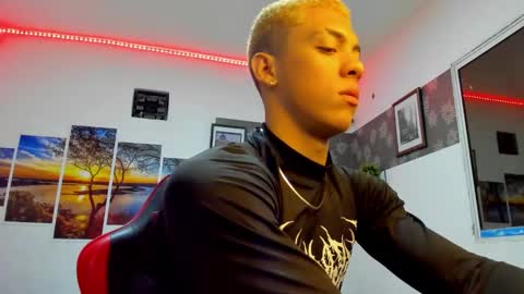 noah_flynn1 online show from October 3, 6:18 am