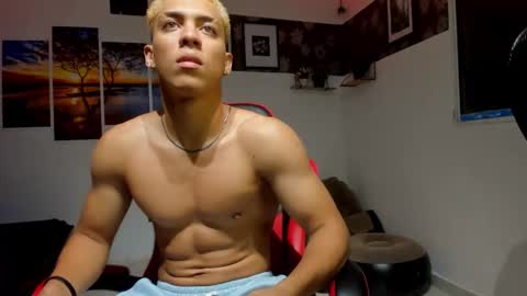 noah_flynn1 online show from October 1, 7:01 am
